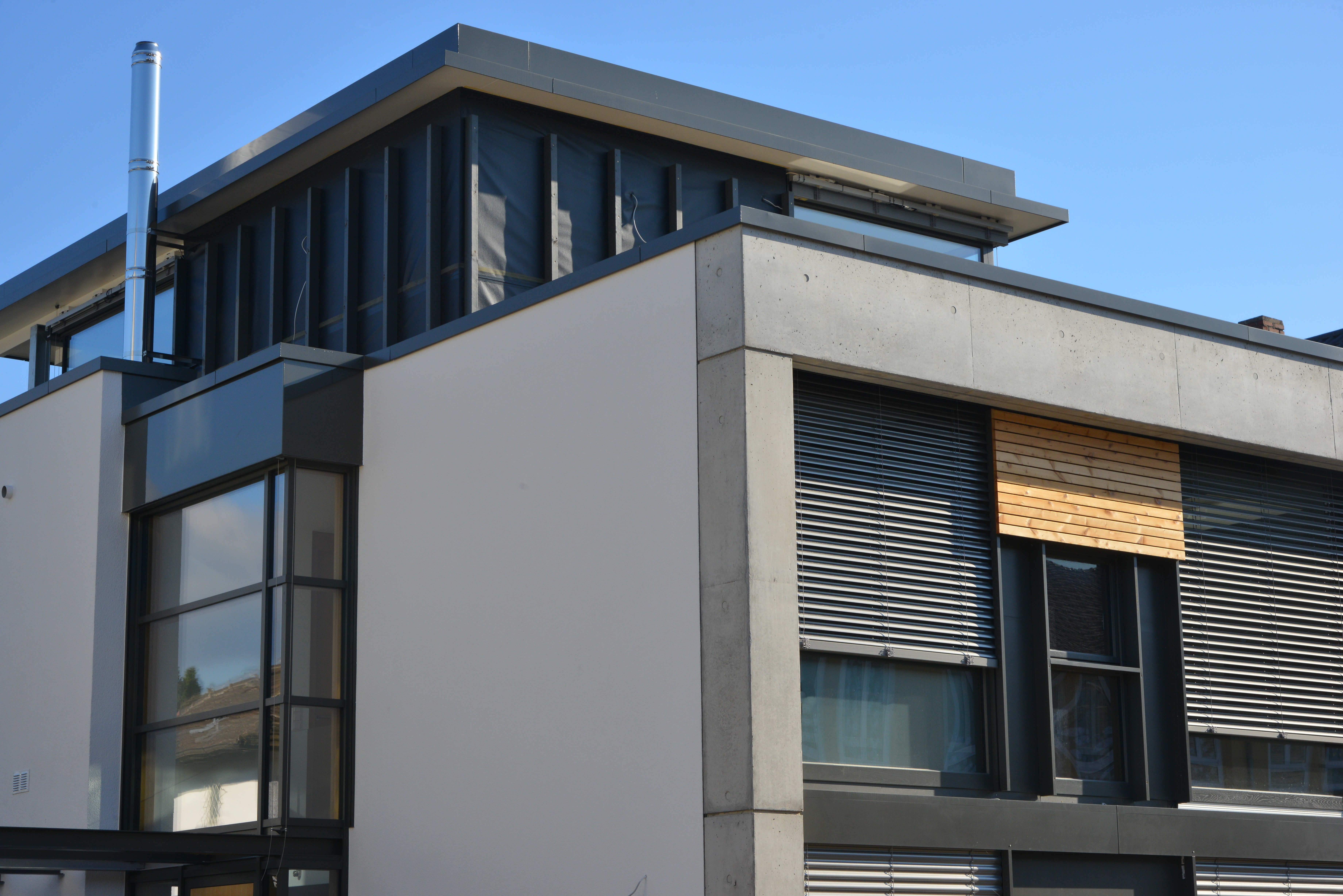 Modernes Haus mit Flachdach